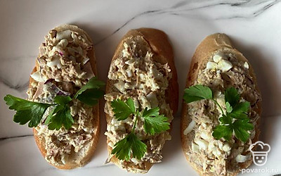 Подать можно порционно, разложив получившуюся смесь поверх багета и украсив сверху веточками петрушки! Приятного аппетита!