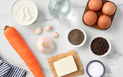 Помойте и почистите морковь и чеснок. Подготовьте кастрюлю, терку, миску и поднос.