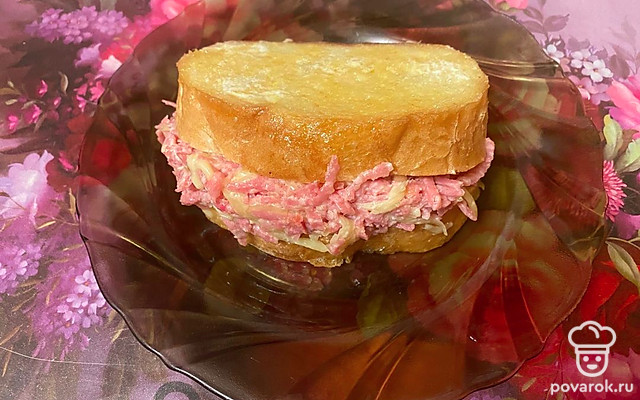 Горячий бутерброд с колбасно-сырной начинкой «Ам» — Рецепт с фото