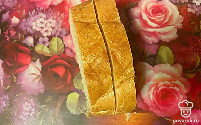 Отрежьте ломтик белого хлеба (размером в 2 стандартных ломтика). В центре сделайте надрез до середины.