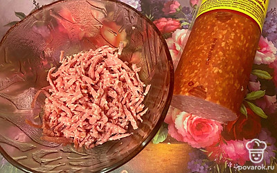 Натрите на крупной терке сервелат, предварительно очистив кожицу-оболочку.