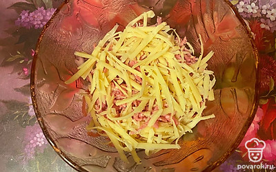 На крупной терке натрите сыр.