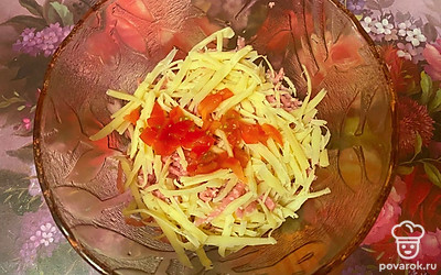 Мелко нарежьте черри, добавьте к колбасе и сыру.