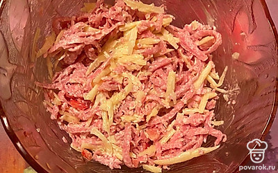 Заправьте жирной сметаной и перемешайте.