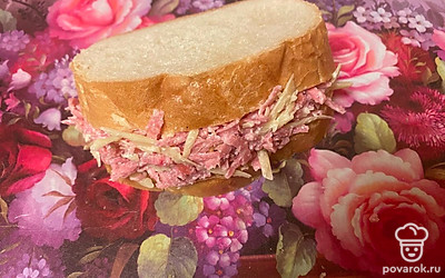 В центр выложите начинку. Она вполне может не помещаться внутри полностью, это нормально.