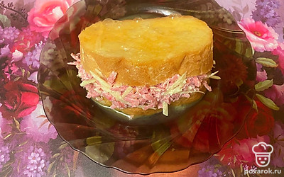 Разбейте куриное яйцо, размешайте его в тарелке. Обмакните бутерброд в яйцо.