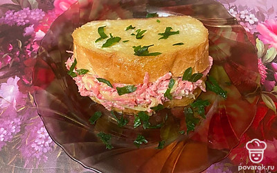 Перед подачей посыпьте обжаренный бутерброд зеленью.