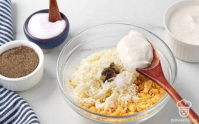 Посыпьте солью и черным молотым перцем яичную смесь. Заправьте сметаной и все хорошо перемешайте.