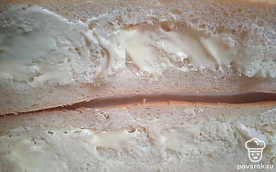 Багет разрежьте вдоль. Смажьте майонезом.