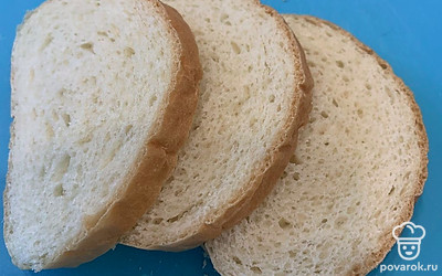 Батон нарезать на кусочки и подсушить в духовке.