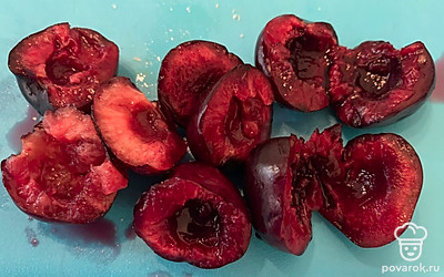 Черешню разрезать и убрать косточки.