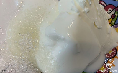 Творожный сыр соединить с сахаром и сметаной, перемешать.