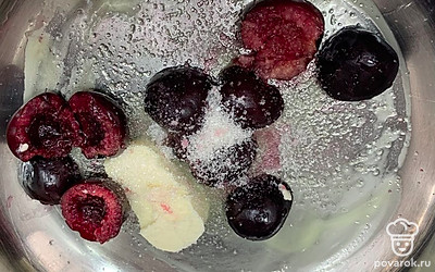 В кастрюле растопить сливочное масло. Добавить черешню и сахар. Карамелизировать 7-10 минут.