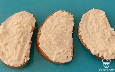 Батон намазать творожным сыром.