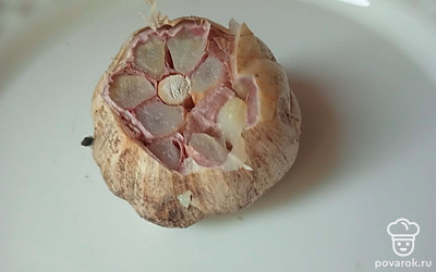 Запеките чеснок в духовке 10 минут при температуре 220 градусов.