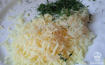 Чеснок очистите. Смешайте с натертой моцареллой и сушеным укропом.