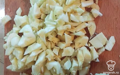 Порезать кабачки.