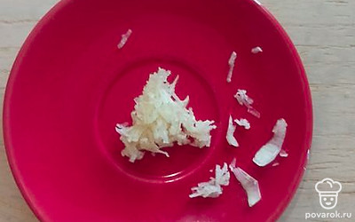 Измельчить чеснок.