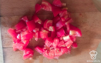 Порезать помидоры.