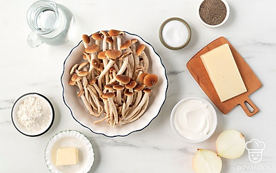 Помойте и почистите опята и лук. Подготовьте кастрюлю, дуршлаг, терку, сковороду, две керамические или металлические кокотницы.