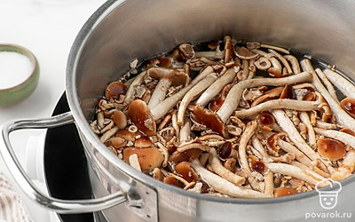 Выложите опята в кастрюлю, налейте к ним 3 стакана воды и поставьте на сильный огонь. Дождитесь, когда вода закипит, и уменьшите огонь до среднего. Всыпьте в кастрюлю 1/3 ч.л. соли и отварите грибы в течение 15-20 минут.