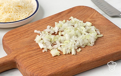 Пока опята варятся, нарежьте лук кубиками со стороной 3-4 мм. Мелко натрите сыр. Откиньте сваренные опята на дуршлаг. Дождитесь, когда отвар полностью стечет.