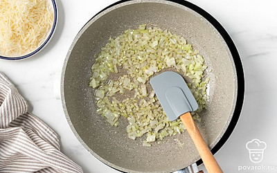 Нагрейте сковороду на среднем огне, растопите на ней сливочное масло до жидкого состояния. Выложите в масло лук. Обжарьте его, помешивая, 2-3 минуты до золотистого цвета.