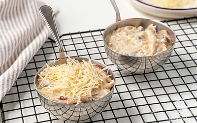 Разогрейте духовку до 175 ˚С. Распределите опята с луком и сметаной по кокотницам, равномерно посыпьте оставшимся тертым сыром. Поставьте кокотницы на решетку в середину горячей духовки и запекайте жюльен в течение 6-7 минут, пока сыр не расплавится и не начнет подрумяниваться. 