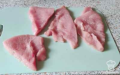 В рецепте ингредиенты на 4 бутерброда, по два бутерброда из индейки на порцию, но описание рецепта и фото — на одну порцию. Из индейки делаем 4 стейка. 