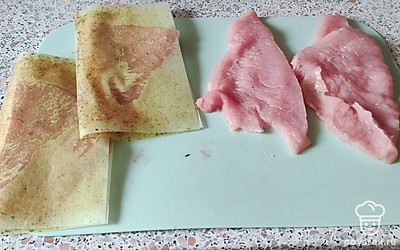 Каждый стейк кладем в листья для жарки с приправами.