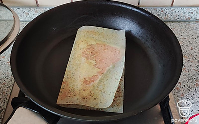 На сухой сковороде обжариваем индейку с двух сторон, по 4-5 минут с каждой стороны.