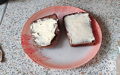 На хлеб мажем масло.