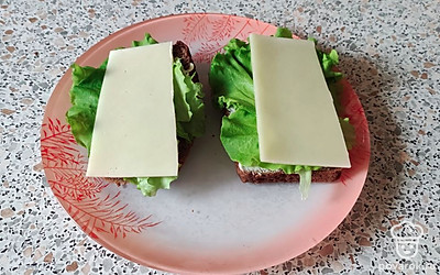 Сверху кладем ломтики сыра.