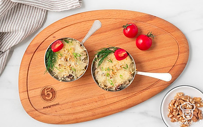 Подайте горячий жюльен, украсив его измельченным грецким орехом, томатами черри, укроп, кольцами зеленого лука.