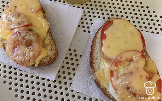 Бутерброды со шпротами и сыром в духовке — Рецепт с фото