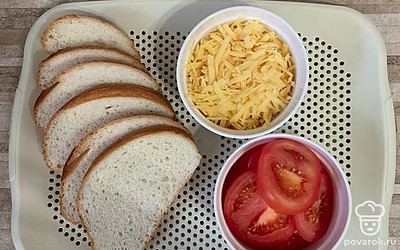 Нарезать хлеб на 8 ломтиков. Помидоры — кружочками. Натереть сыр на терке.