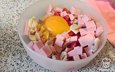 Все ингридиенты кладём в глубокую мисочку, добавляем яйцо и любые специи по вкусу. Перемешиваем.