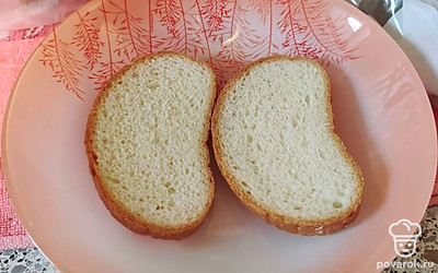 На тарелочку укладываем два ломтика белого хлеба. 