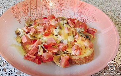 Отправляем наши бутерброды в микроволновку на 15-20 минут. Бутерброды готовы!