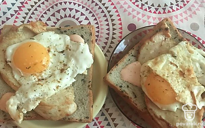 Бутерброд с куриной грудкой, яйцом и соусом цезарь на завтрак — Рецепт с фото