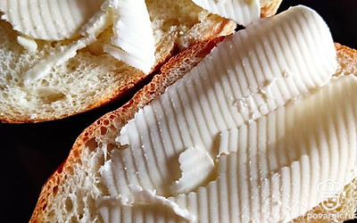 Обмазываем хлеб маслом.