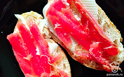 Выкладываем рыбу.