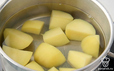 Разрежьте картофель на половинки или четвертинки и положите в кастрюлю с кипящей подсоленной водой. Когда овощи станут мягкими, слейте воду. На отваривание картофеля для пюре уйдет примерно 20 минут.