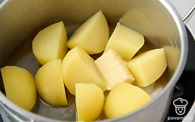 Положите к отваренной картошке 1 ст.л. масла.