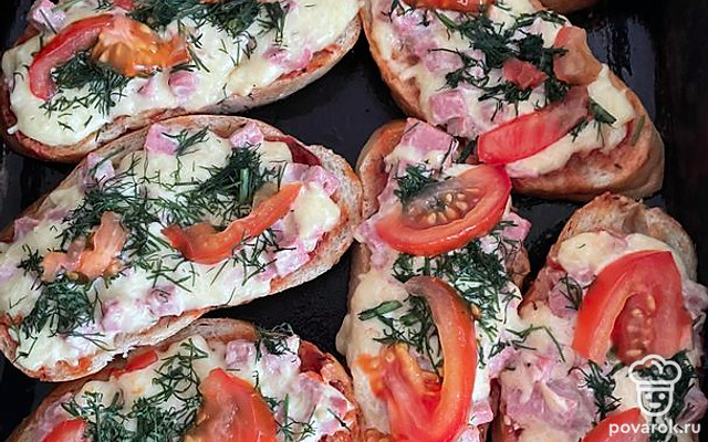 Бутерброды с колбасой, сыром и свежей зеленью на завтрак — Рецепт с фото