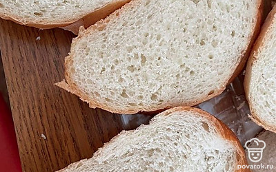 Нарезаем батон на ломтики.