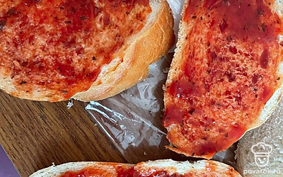 Намазываем кетчуп можно пожеланию ещё и майонезом сверх кетчупа.