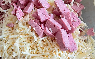 Колбасу режим, сыр трём на терке.