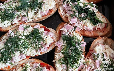 Сверху посыпаем зеленью.