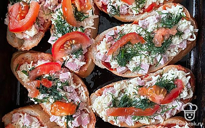 Раскладываем помидор и в духовку минут на 7 -10.